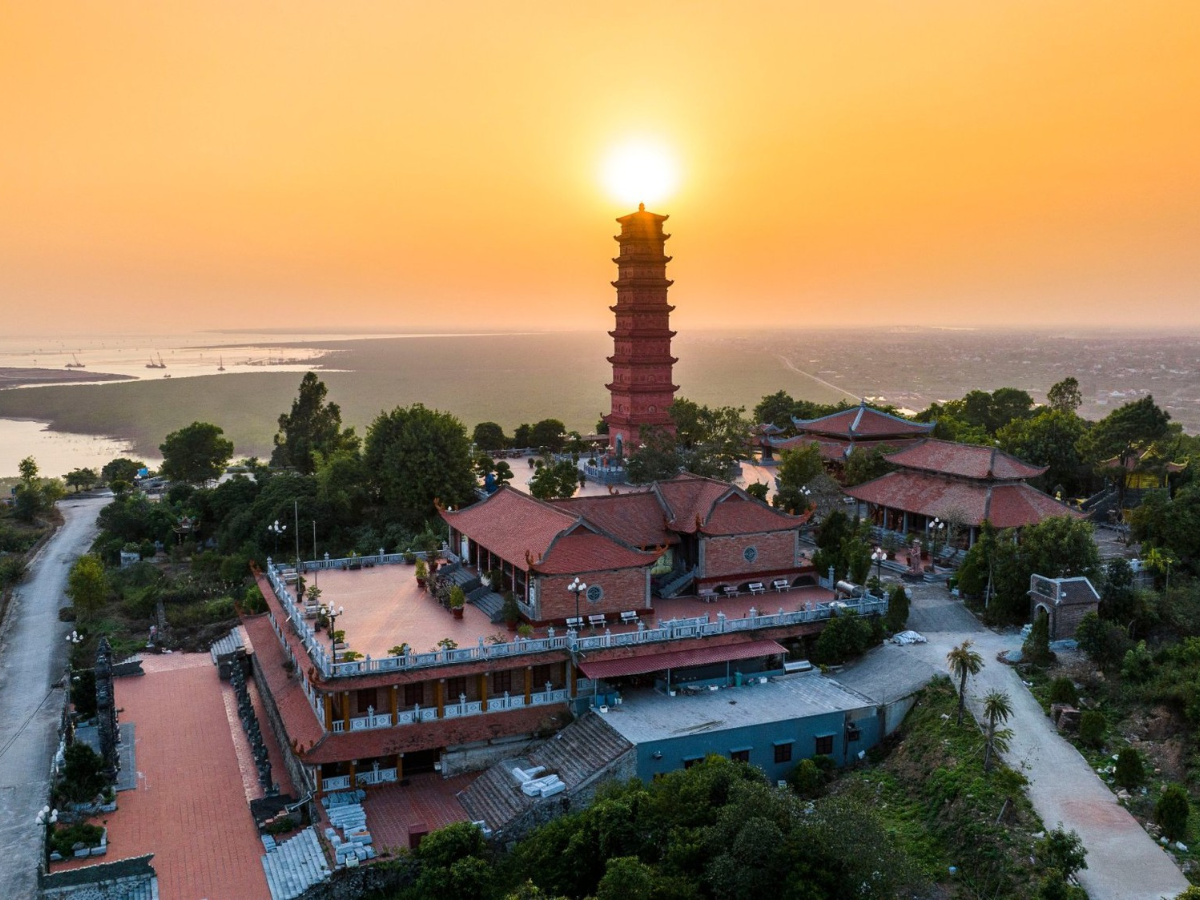 Khu vực này có bãi biển, các điểm tham quan lịch sử