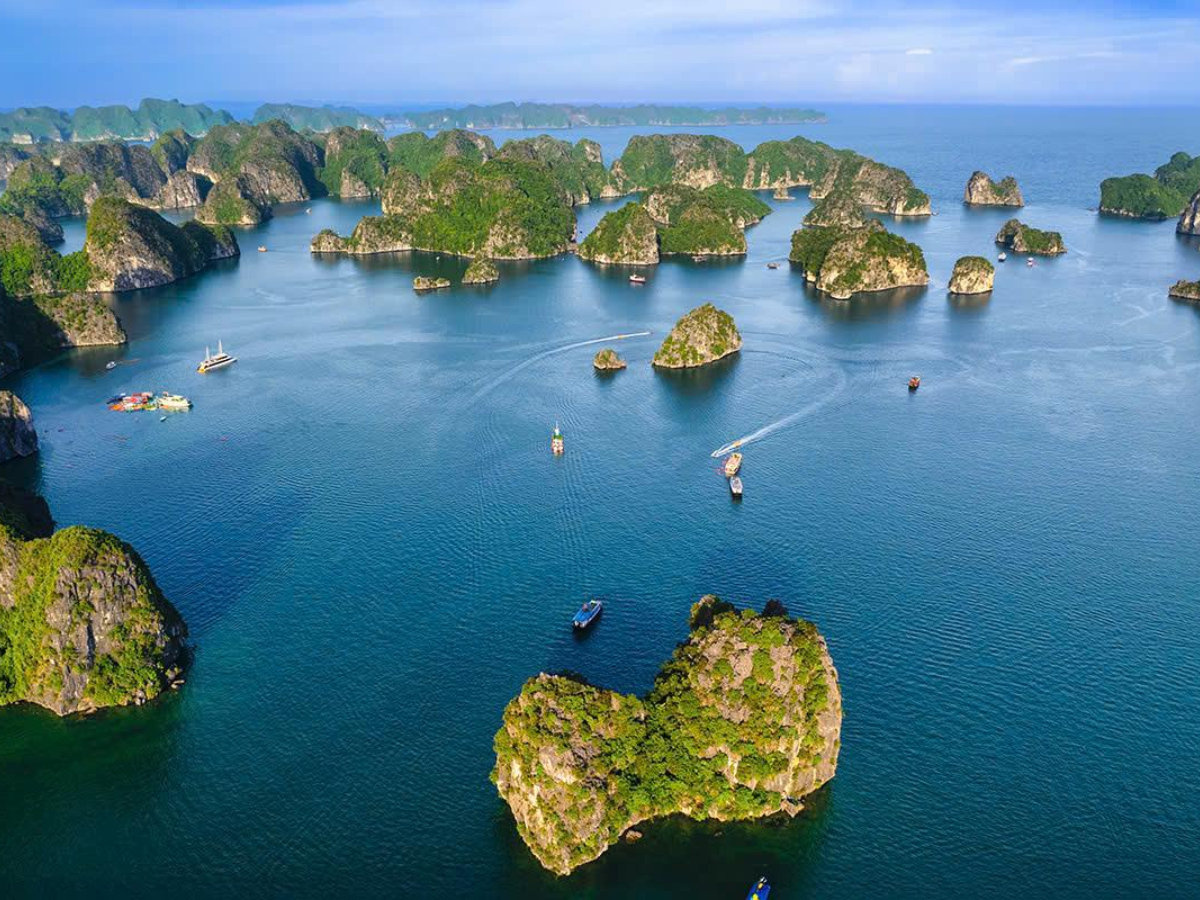 Riêng quần đảo Cát Bà gồm 367 đảo lớn nhỏ, có cảnh quan núi đá vôi, biển và nhiều bãi tắm