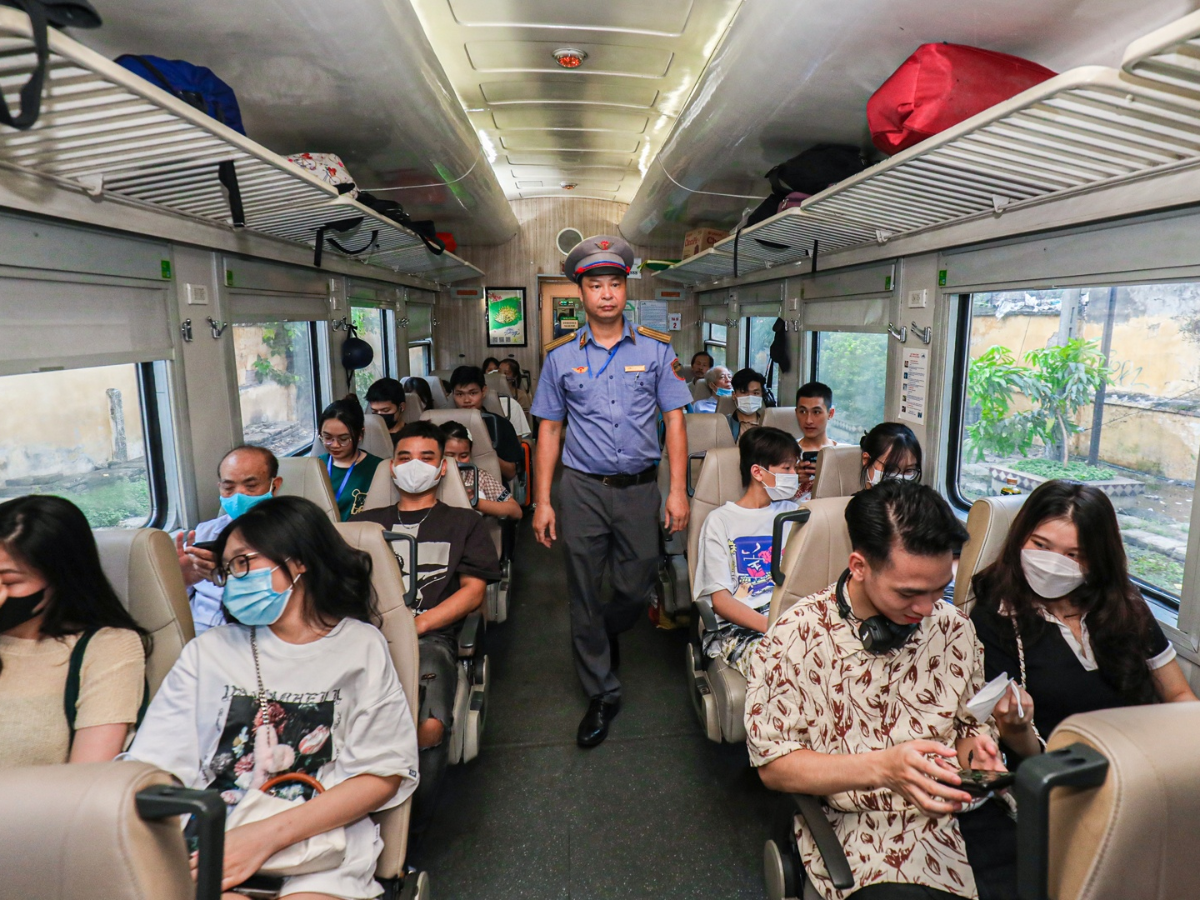 Tàu hỏa là phương án đáng cân nhắc với du khách muốn có chuyến đi ổn định và ít phụ thuộc vào tình trạng giao thông đường bộ