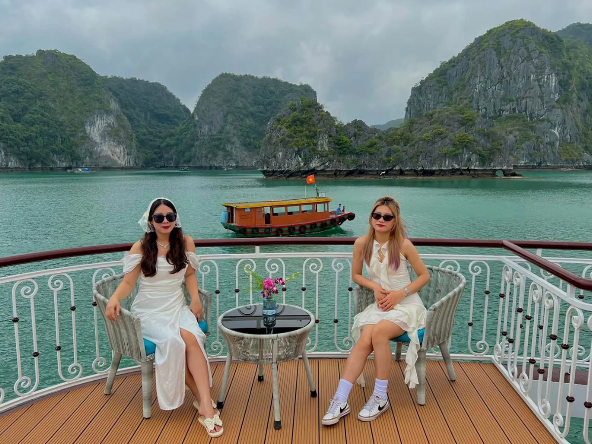 Nếu muốn chụp ảnh đẹp, nên chuẩn bị trang phục đơn giản, phụ kiện gọn nhẹ và bảo vệ điện thoại khỏi nước biển