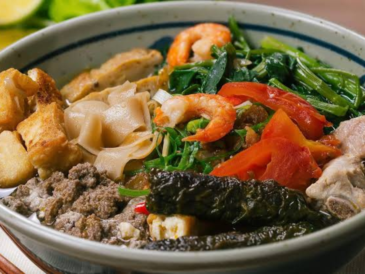 Bánh đa cua là món ăn phù hợp để bắt đầu hành trình khám phá ẩm thực Hải Phòng