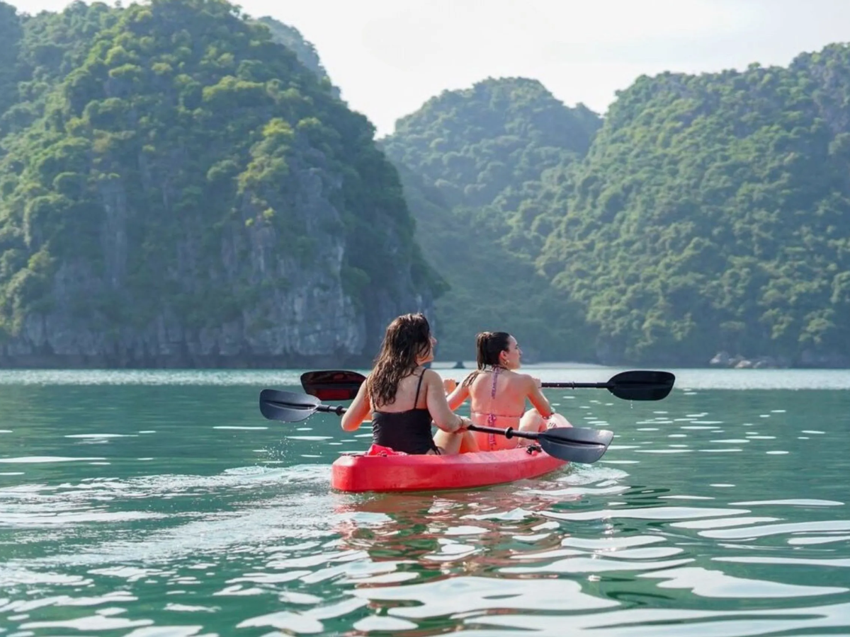 Mùa hè thuận lợi cho tắm biển, chèo kayak và các hoạt động ngoài trời