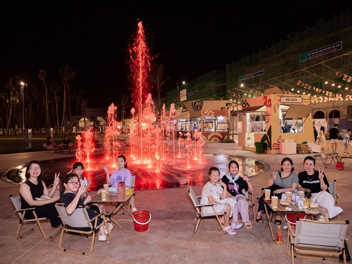 Những hàng quán nhỏ, bàn ghế đơn giản, món ăn được chế biến trực tiếp