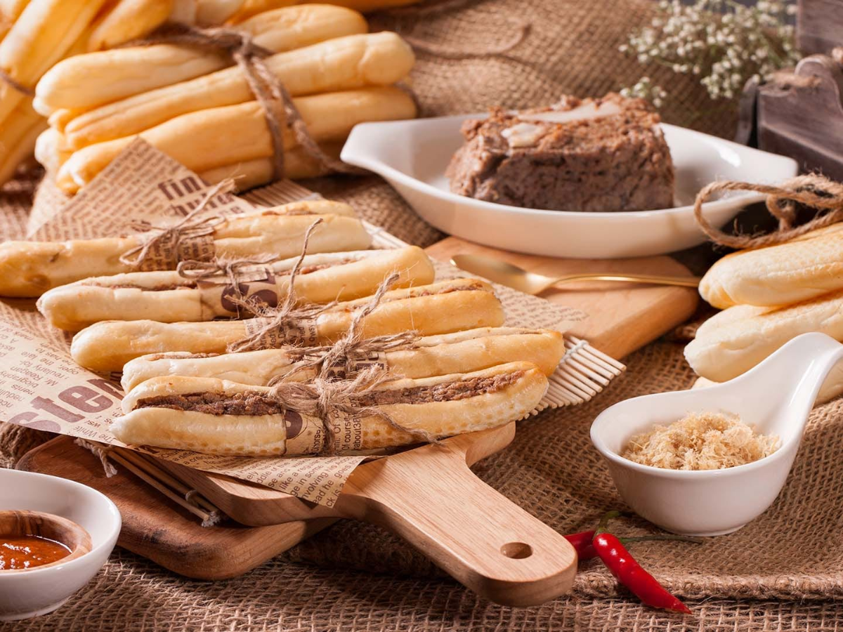 Bánh mì cay có kích thước nhỏ, phần vỏ bánh nướng giòn, bên trong thường có pate và ăn cùng tương ớt