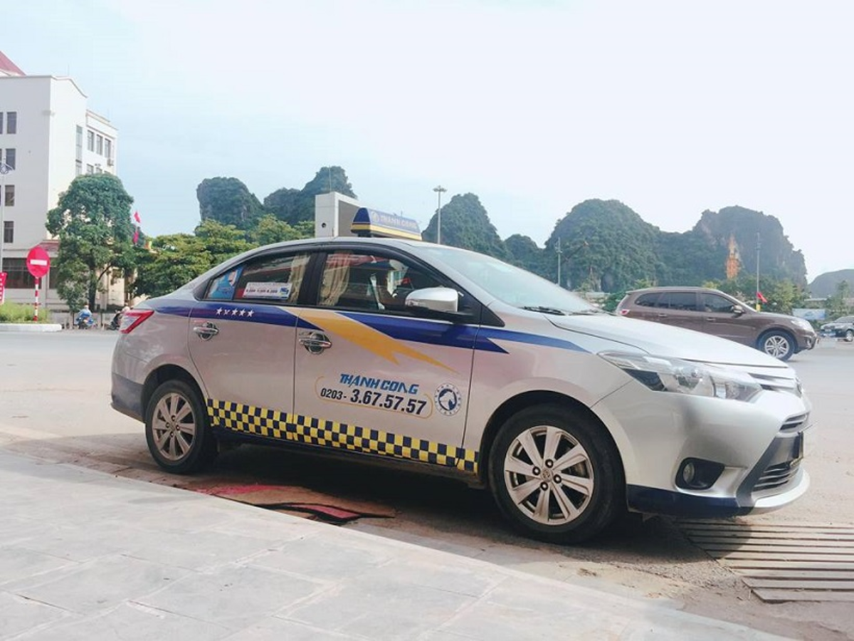 Tại Hạ Long, du khách có thể lựa chọn taxi, xe điện, ô tô cá nhân hoặc phương tiện thuê tùy khu vực