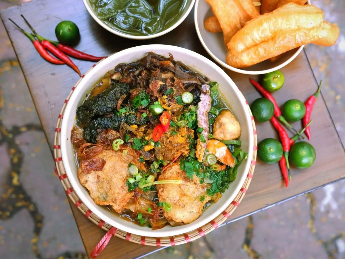 Buổi sáng có thể dành cho tham quan và thưởng thức món ăn địa phương