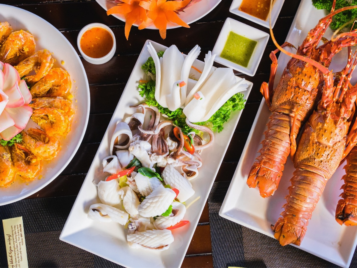Hạ Long nổi tiếng với các món đặc sản biển như chả mực, sá sùng, ngán và nhiều loại hải sản