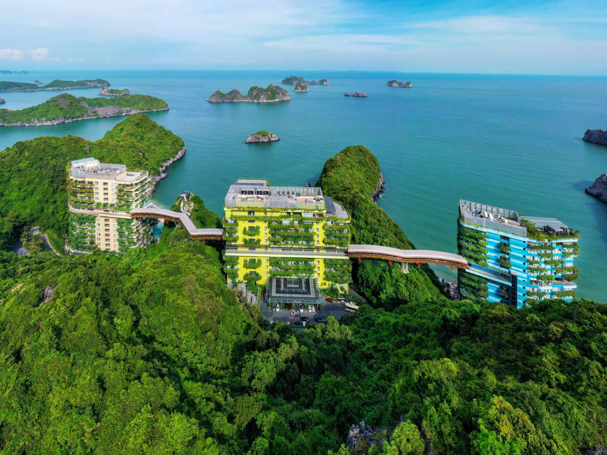 Nếu ưu tiên biển đảo và có kế hoạch lưu trú qua đêm, Cát Bà sẽ phù hợp hơn.