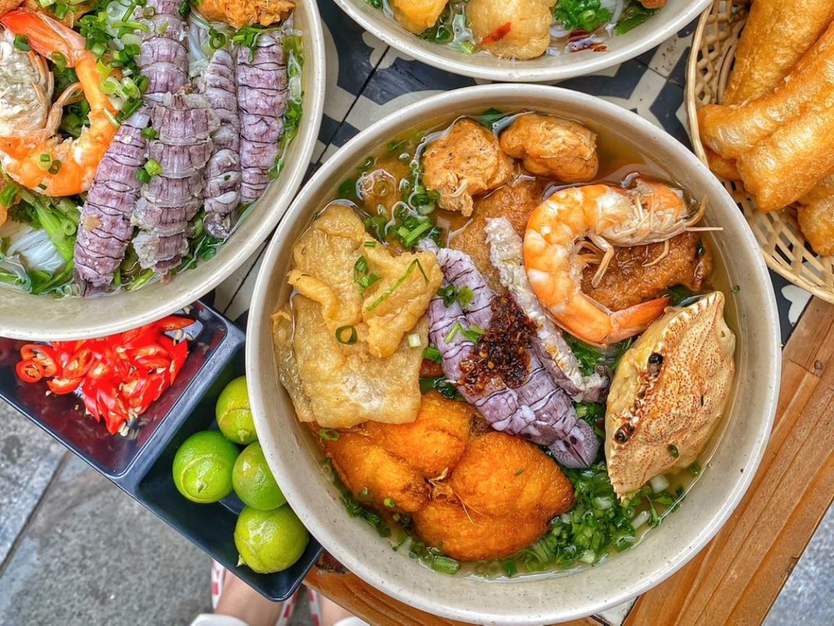 Buổi sáng phù hợp với bánh đa cua hoặc bún cá cay