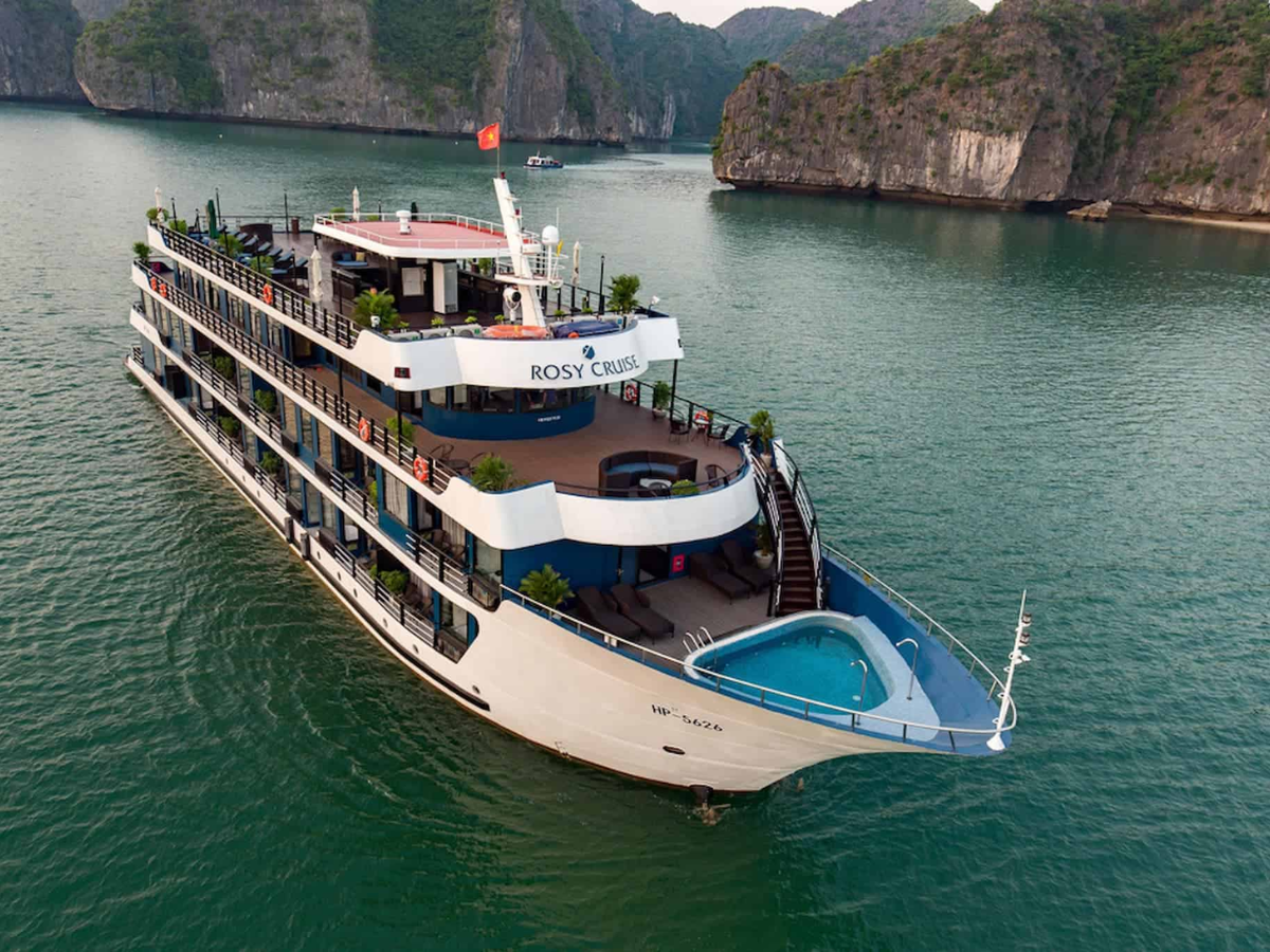 Du khách nên đặt vé tàu tham quan vịnh Lan Hạ, chỗ lưu trú và các dịch vụ quan trọng trước chuyến đi