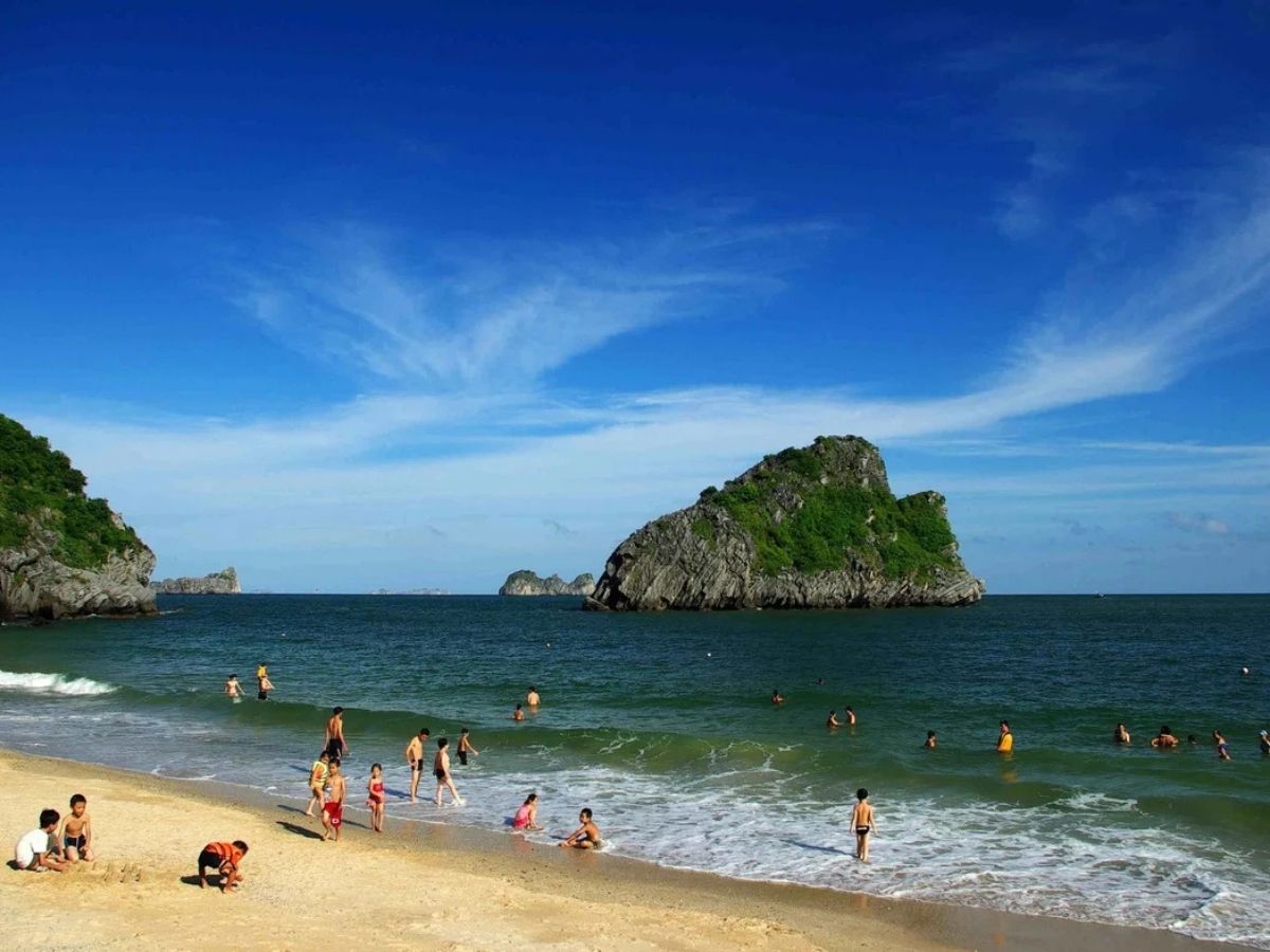 Biển Vạn Bội gây ấn tượng với không gian đặc trưng của vịnh Lan Hạ