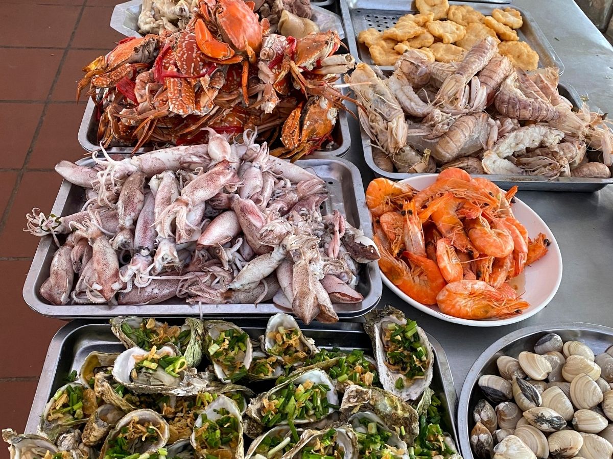 Bữa trưa là thời điểm thích hợp để thưởng thức hải sản tươi sống