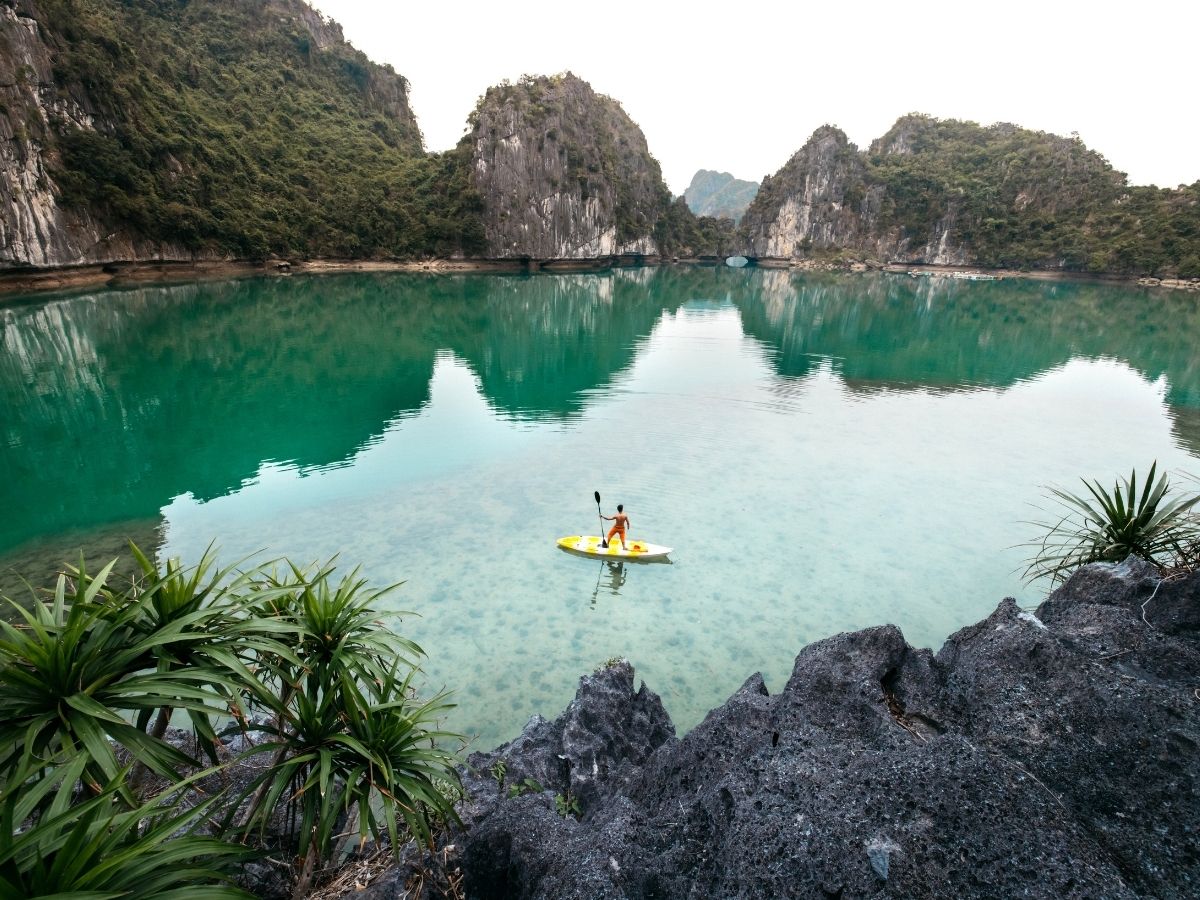 Chèo kayak khám phá Vịnh Lan Hạ là một trải nghiệm nổi bật tại Cát Bà
