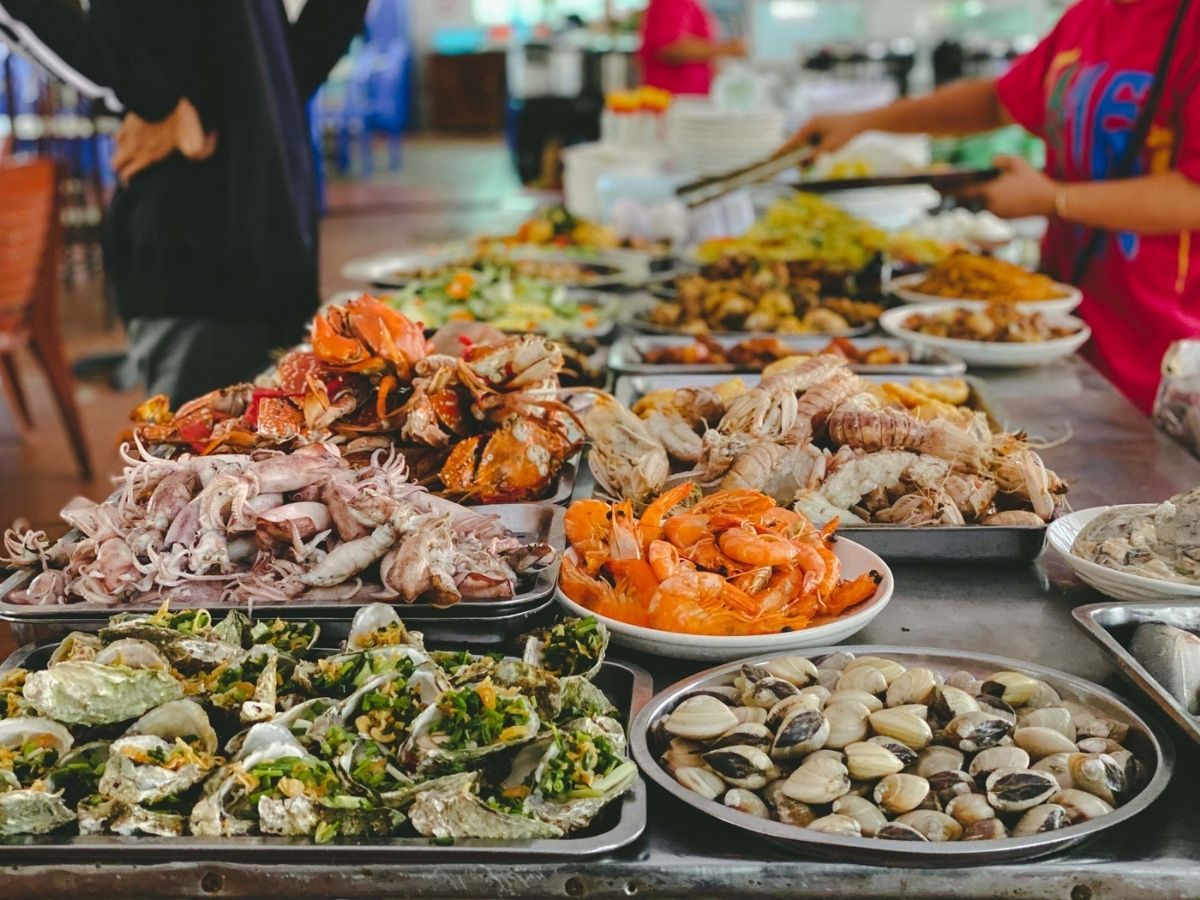Ẩm thực tại chợ đêm VUI-Fest Cát Bà khá đa dạng để du khách lựa chọn