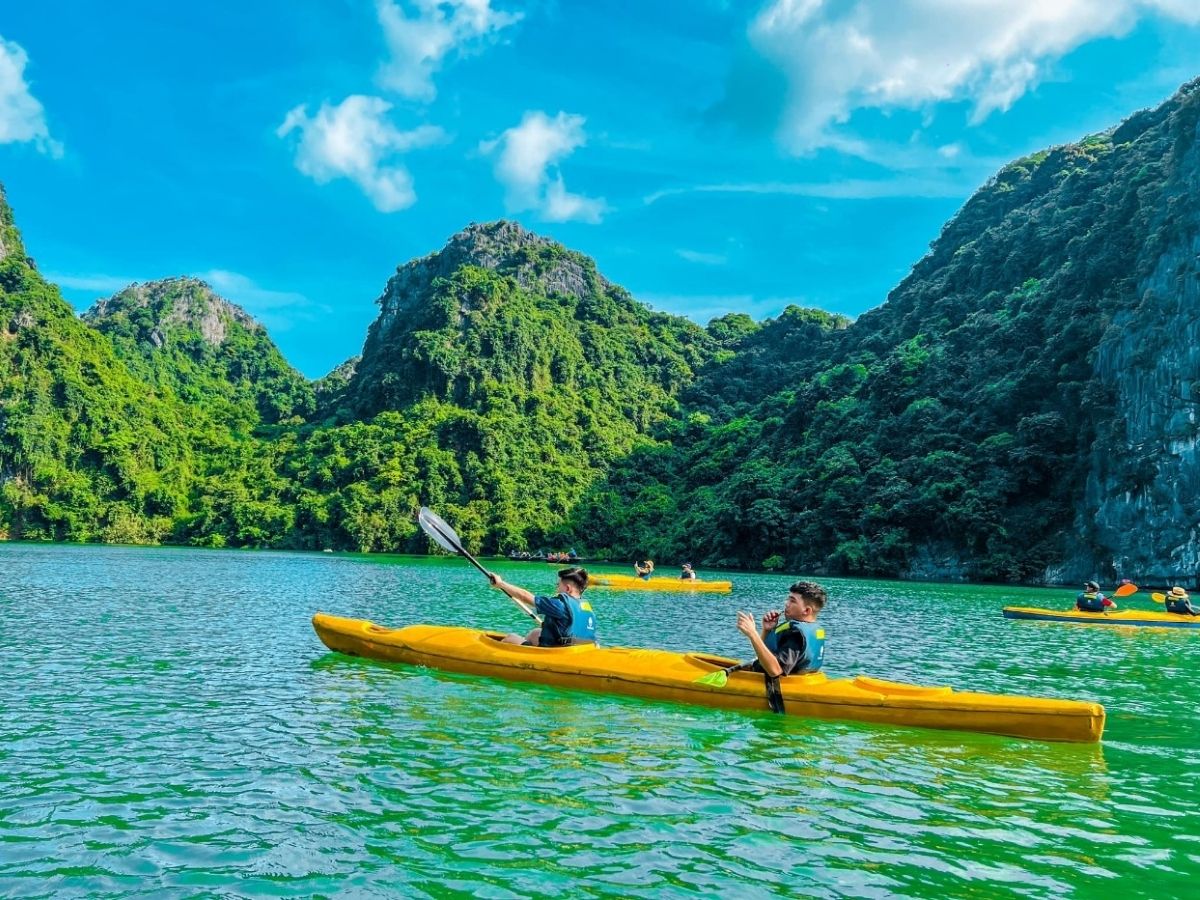 Chèo kayak, ghé các bãi tắm tự nhiên hoặc tham quan làng chài, tận hưởng vẻ đẹp đặc trưng của vùng biển đảo.