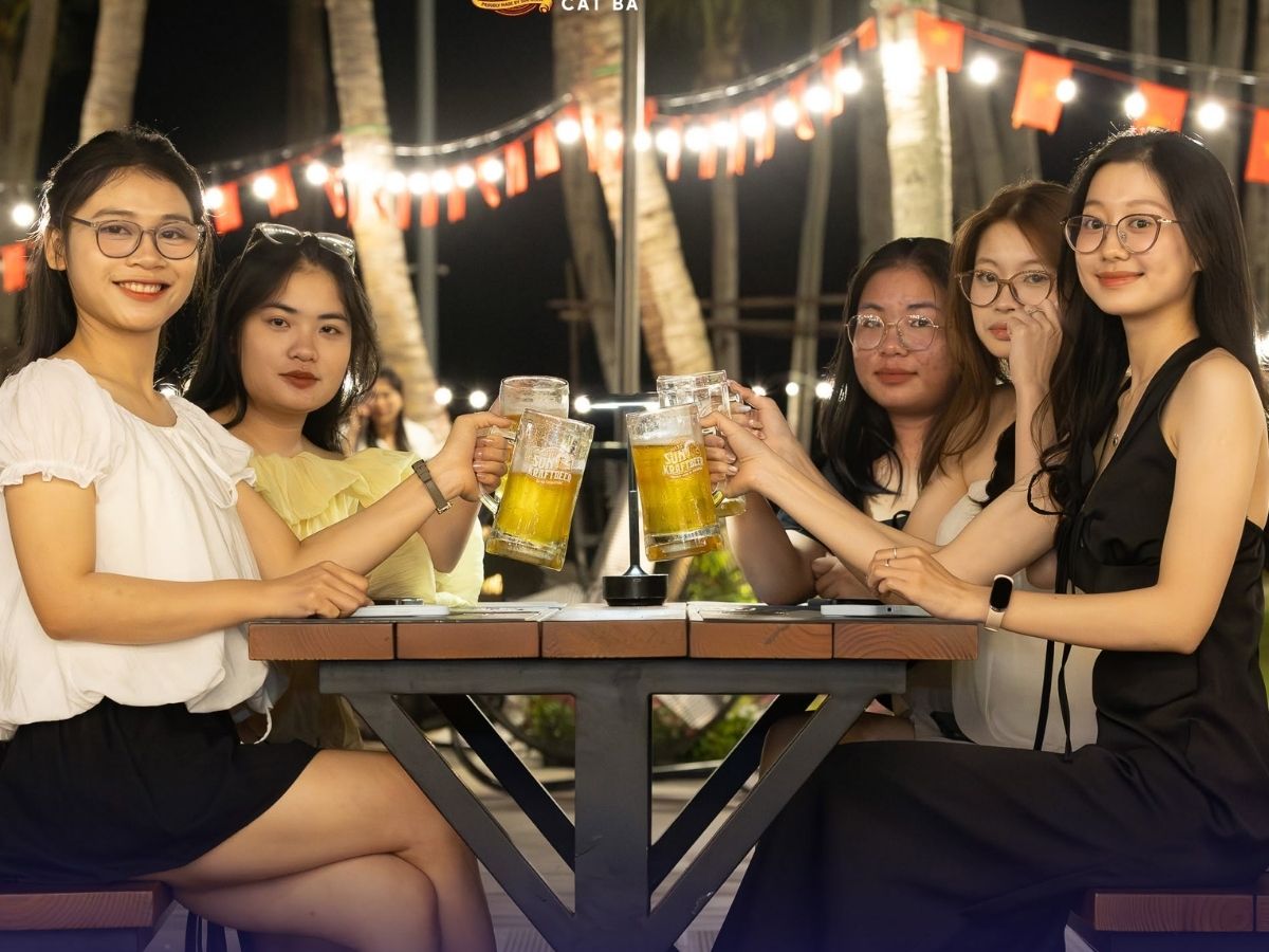 Thưởng thức hải sản, bia thủ công, xem biểu diễn nghệ thuật.
