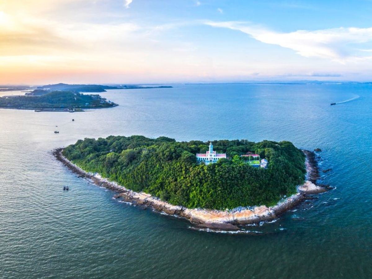 Bờ biển Đồ Sơn trở thành điểm ngắm hoàng hôn đẹp, thu hút du khách.