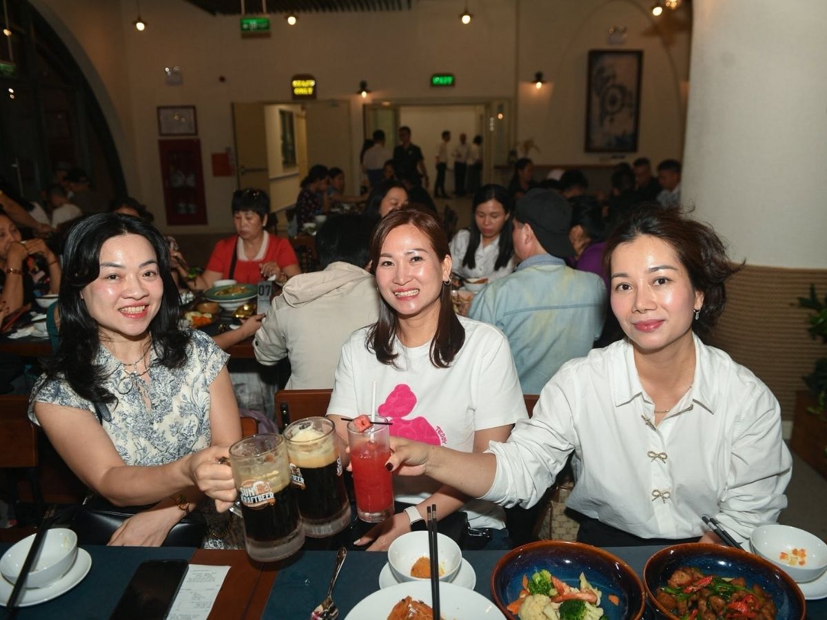 Thưởng thức đồ uống và các món ăn đa dạng trong hành trình khám phá ẩm thực Cát Bà.