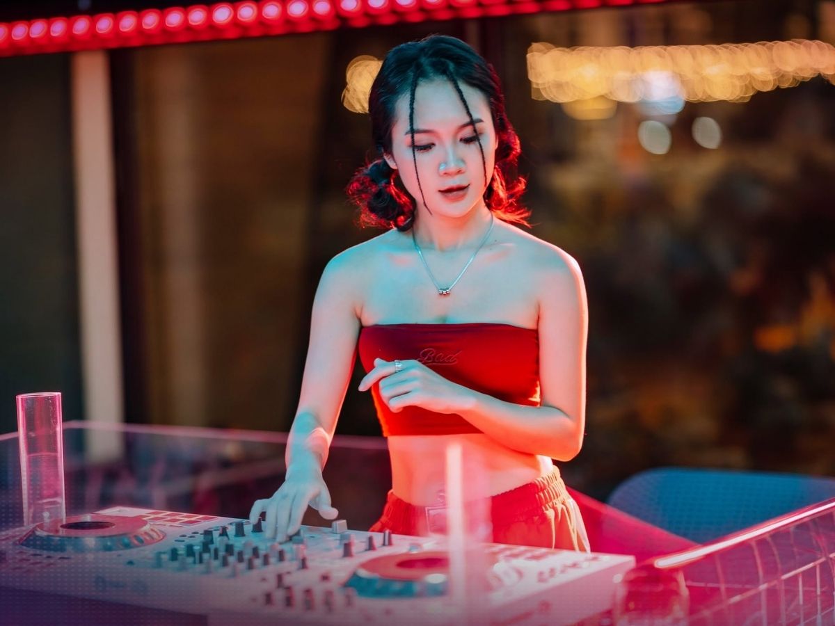 Các chương trình biểu diễn âm nhạc, múa lửa, violin hay ban nhạc sống diễn ra theo từng khung giờ, tạo nên bầu không khí sôi động bên vịnh.