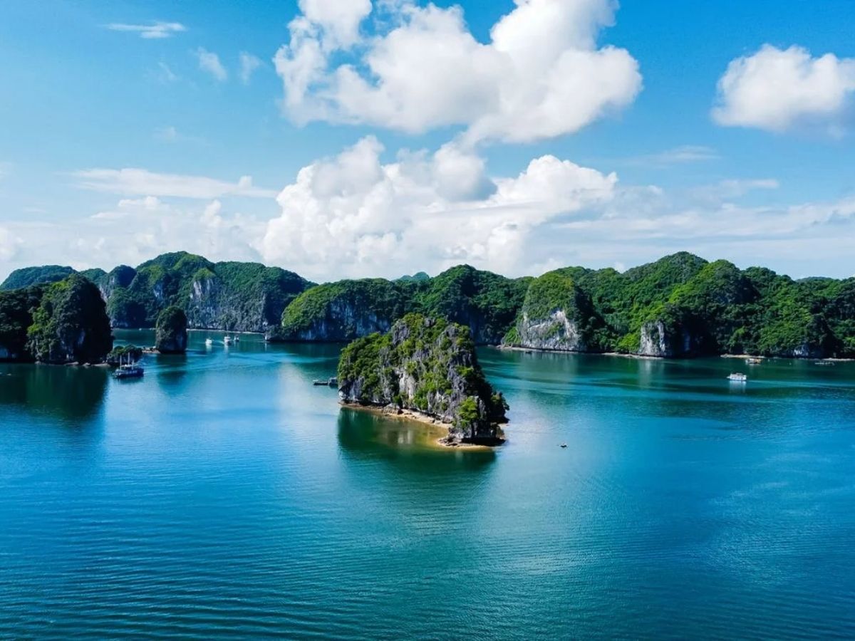 Vịnh Lan Hạ hệ thống đảo đá và mặt nước trải rộng