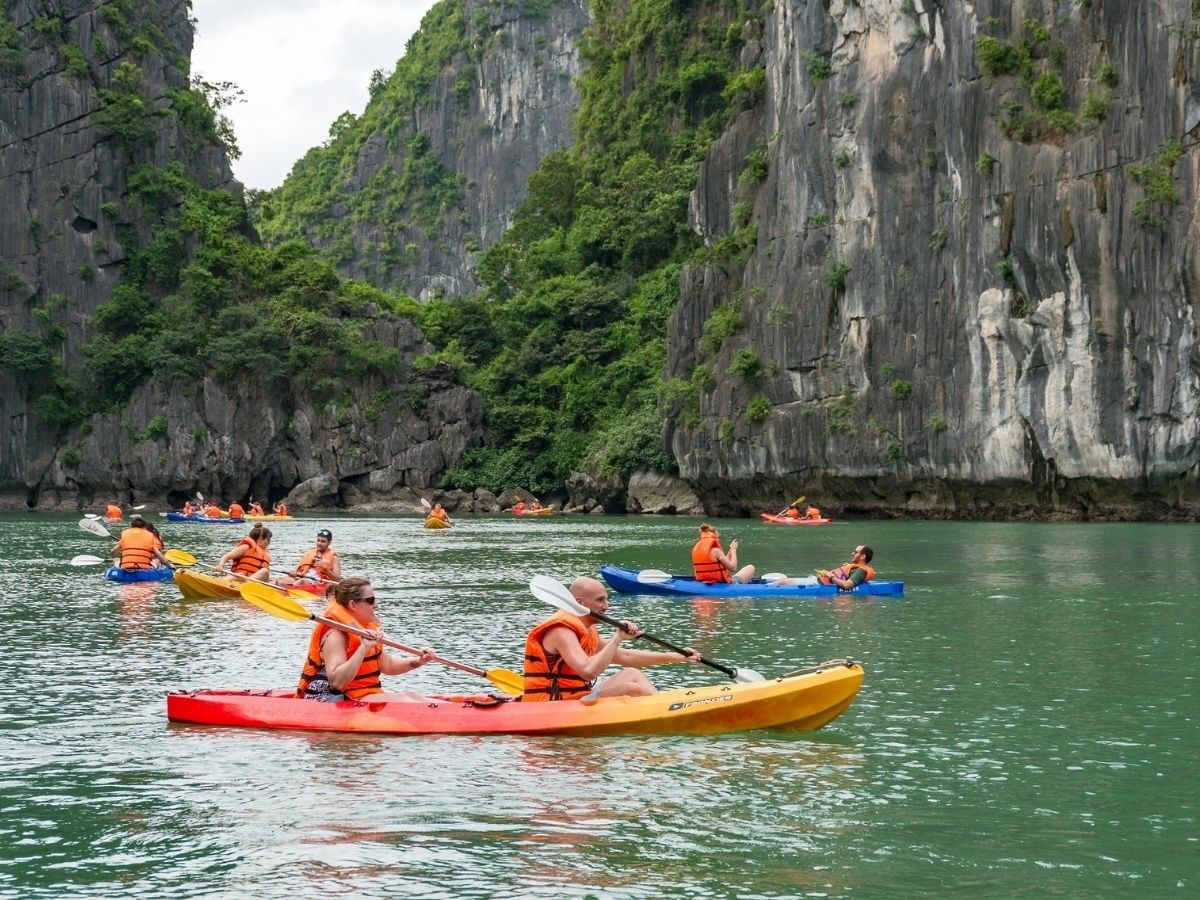 Các hoạt động như chèo kayak, tắm biển hoặc ngắm cảnh