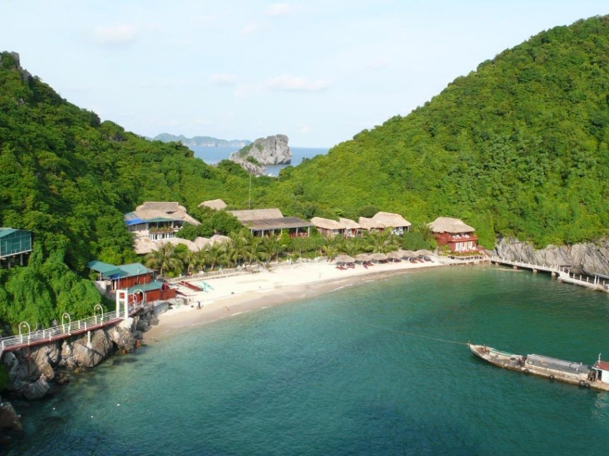 Không gian nghỉ dưỡng ven biển Cát Bà mang đến lựa chọn lưu trú gần gũi thiên nhiên.