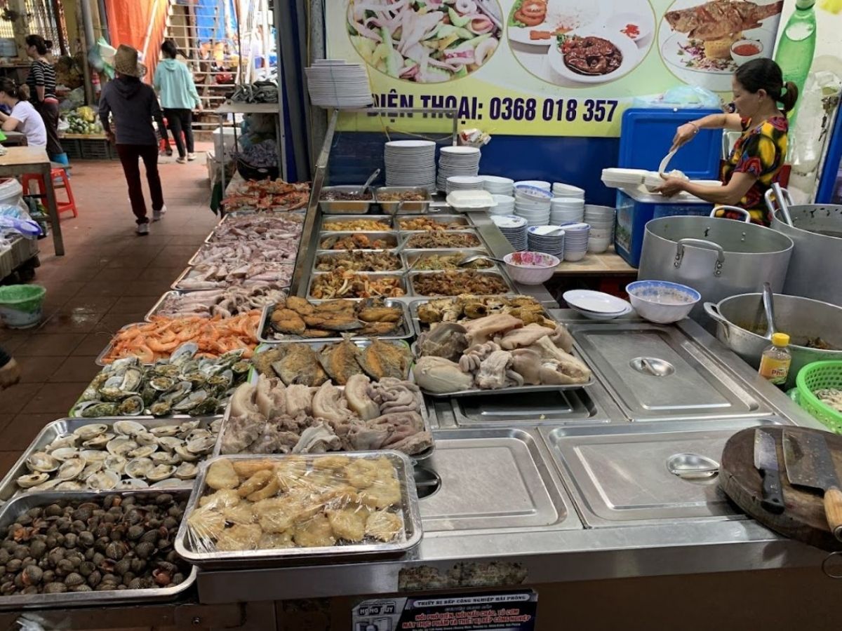 Với hải sản còn sống, nên quan sát phản ứng của con vật, phần mai, càng và trạng thái tổng thể.