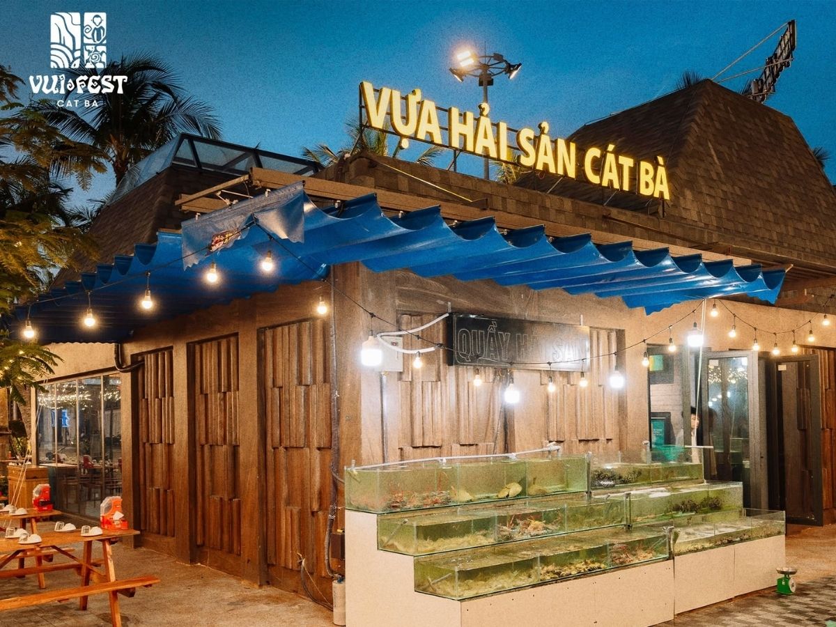 Chợ Cát Bà nằm tại khu vực trung tâm thị trấn Cát Bà, huyện Cát Hải, thành phố Hải Phòng.
