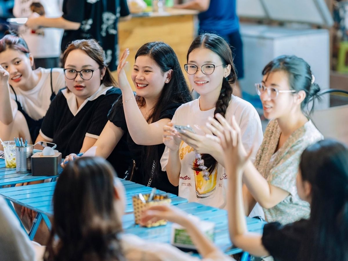 Buổi tối là khoảng thời gian phù hợp để kết hợp thưởng thức kem cùng cà phê hoặc đồ uống lạnh.