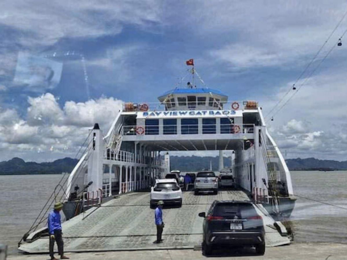 Khi lên phà, tài xế cần chuẩn bị giấy phép lái xe, giấy đăng ký xe và tuân thủ hướng dẫn của nhân viên điều phối.