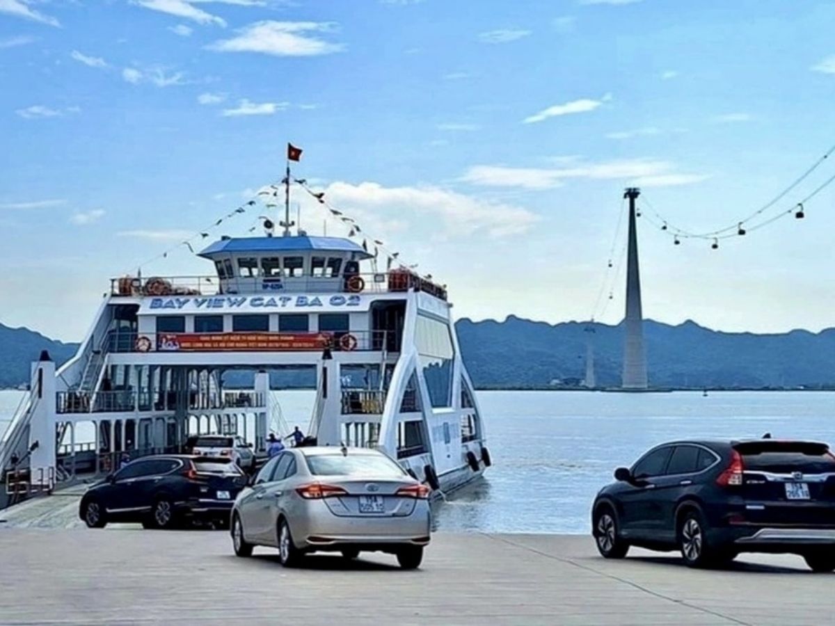 Xe ô tô giúp việc di chuyển thuận lợi hơn nếu lịch trình kéo dài nhiều ngày và có nhu cầu khám phá nhiều địa điểm.