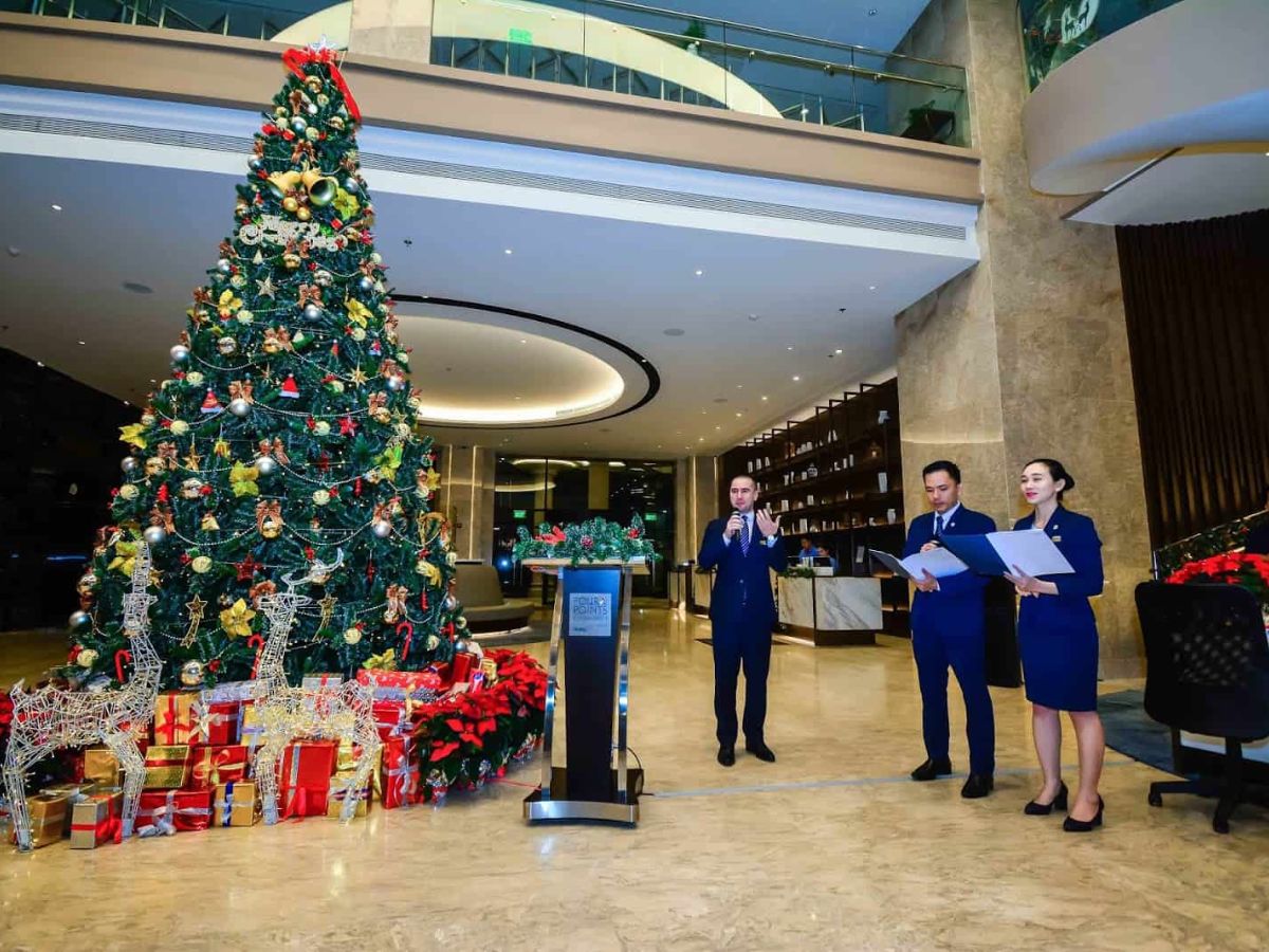 Khách sạn thường trang trí Giáng Sinh tập trung ngoài sảnh và các khu vực chung