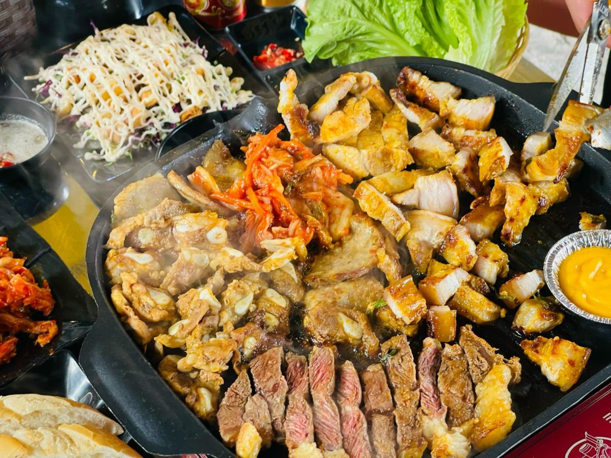 Nhiều quán ăn Hải Phòng phục vụ đến đêm khuya trong buổi tối Giáng Sinh
