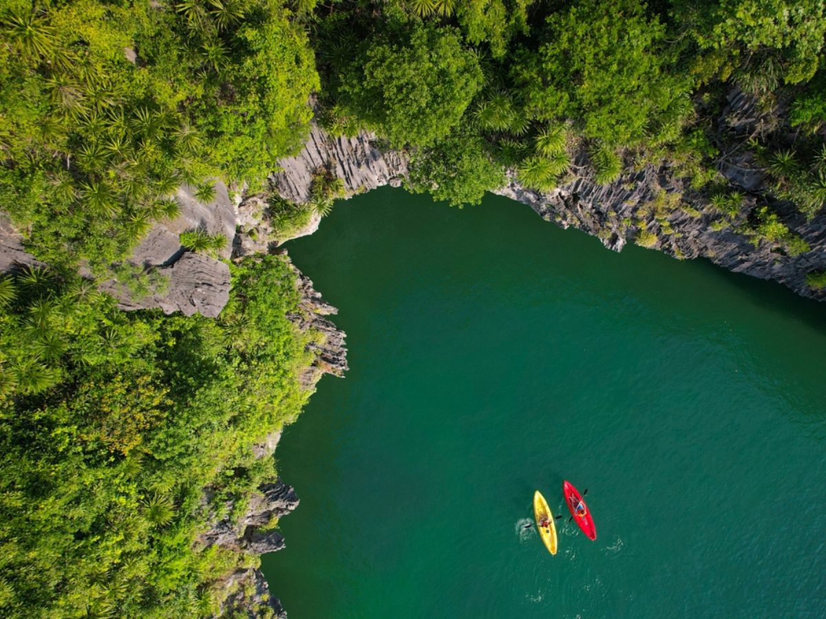 Chèo kayak là hoạt động hấp dẫn khi nghỉ dưỡng tại resort có bãi biển riêng ở Cát Bà