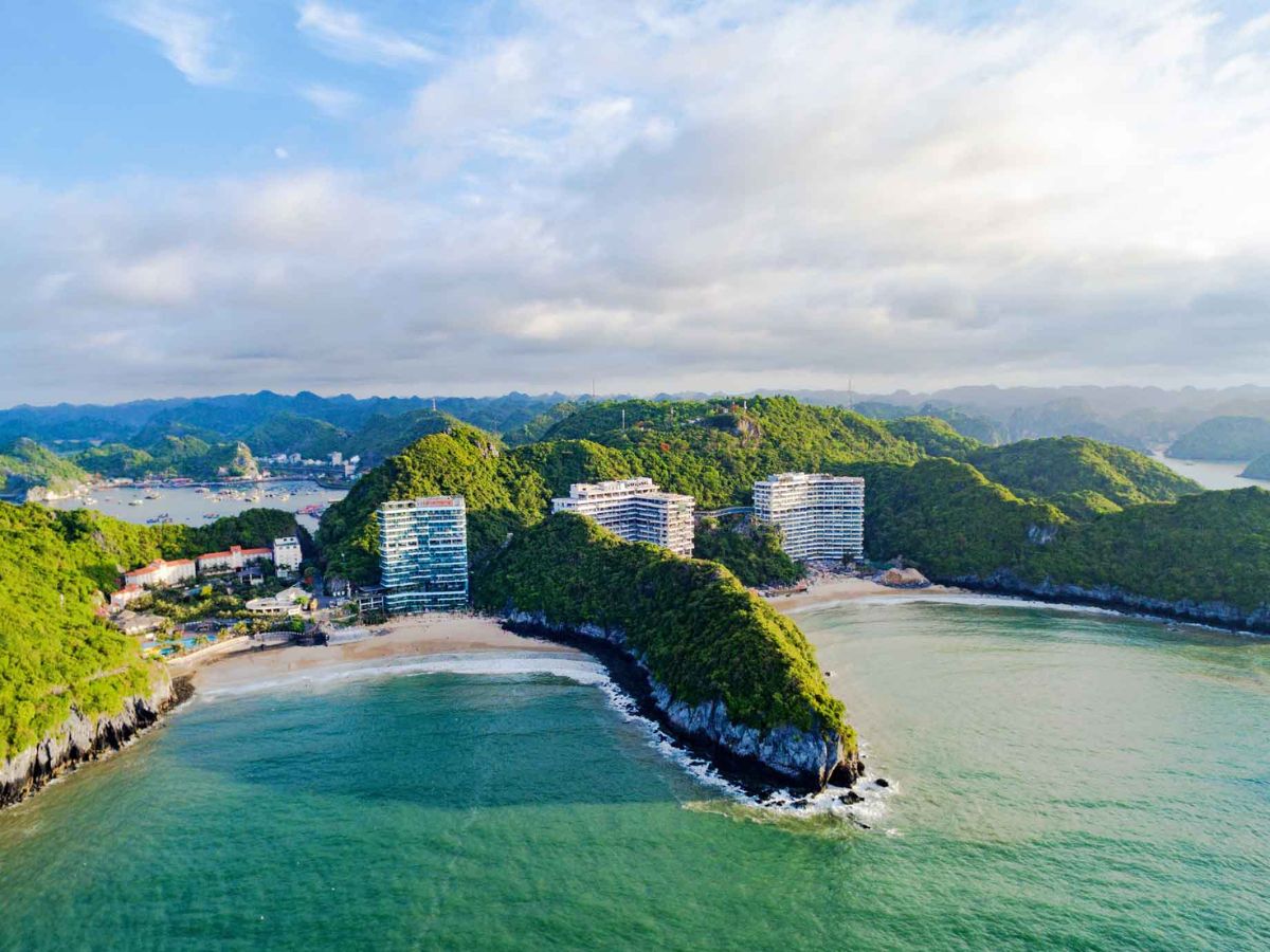 Nhiều du khách lựa chọn resort có bãi biển riêng ở Cát Bà