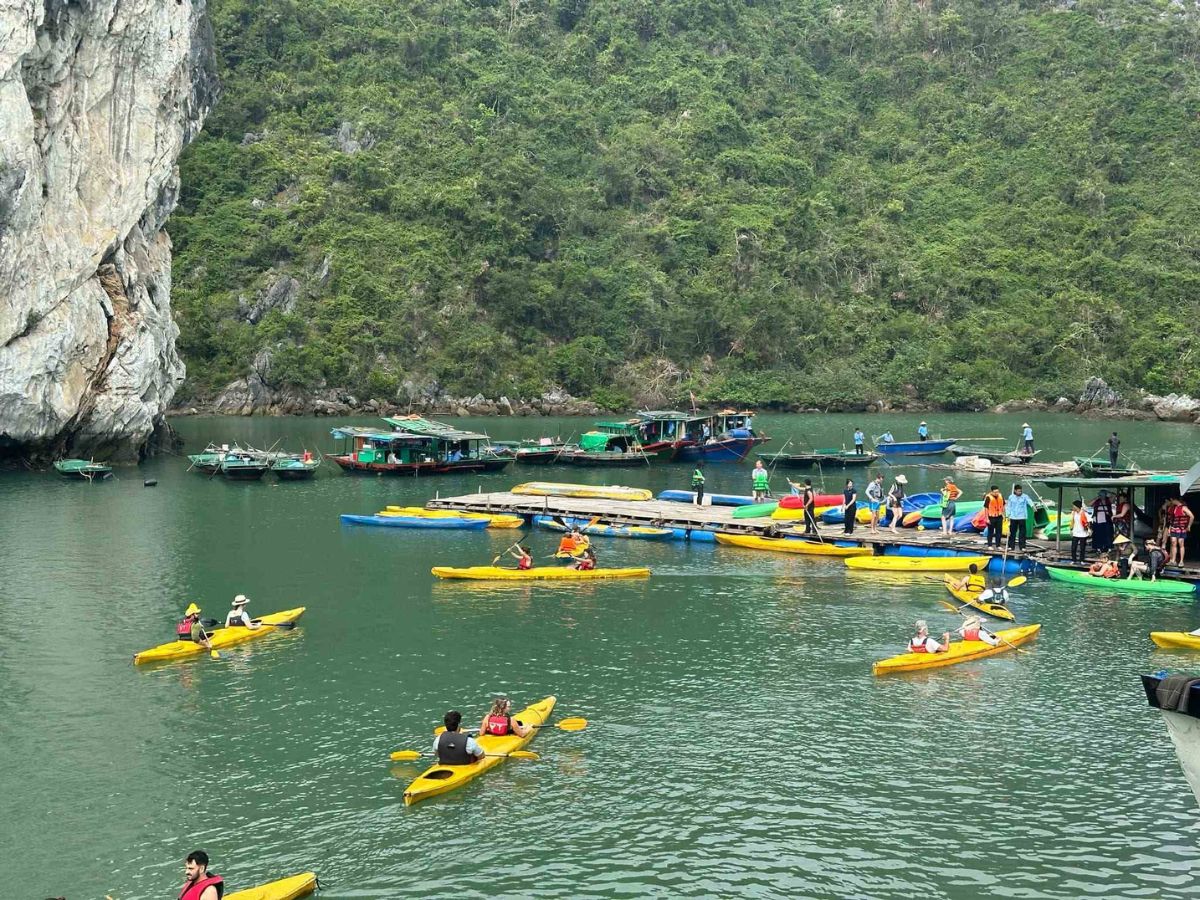 Chèo thuyền kayak là trải nghiệm phù hợp với du khách yêu thích hoạt động ngoài trời