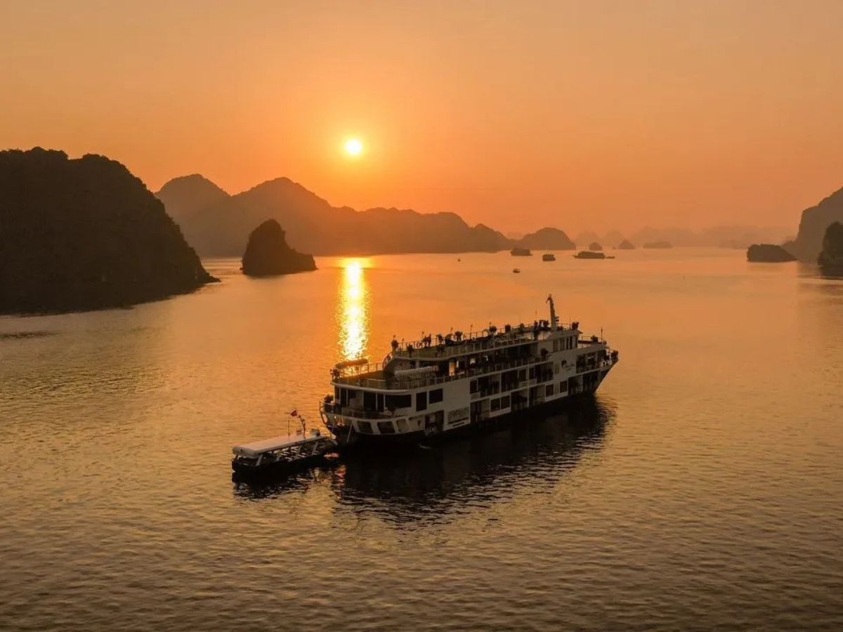 Ngắm hoàng hôn từ du thuyền để cảm nhận vẻ đẹp của Vịnh Lan Hạ