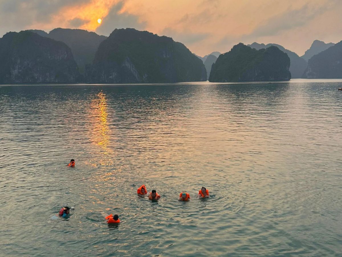 Tour ngắm bình minh ở Vịnh Lan Hạ có nhiều hình thức hấp dẫn
