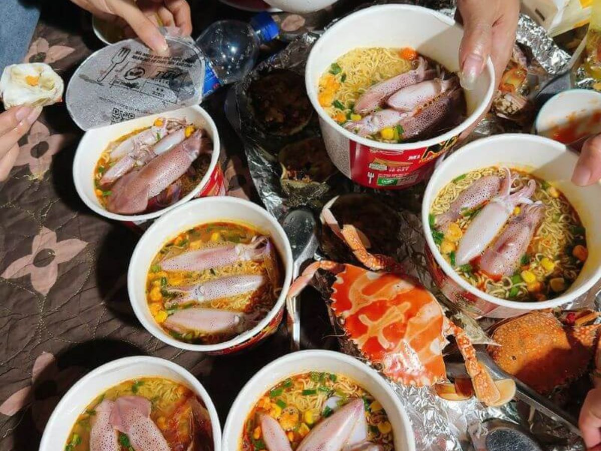 Thưởng thức hải sản là điểm hấp dẫn khi trải nghiệm ăn hải sản đêm ở Cát Bà