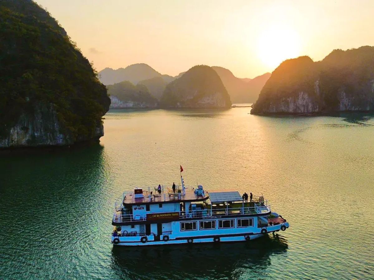 Lịch trình đi tàu ngắm Vịnh Lan Hạ buổi tối trọn vẹn cho du khách