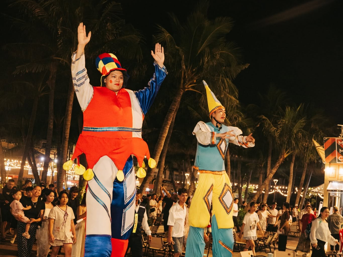 VUI-Fest Cat Ba thường xuyên tổ chức các chương trình biểu diễn đường phố, âm nhạc, giao lưu nghệ thuật