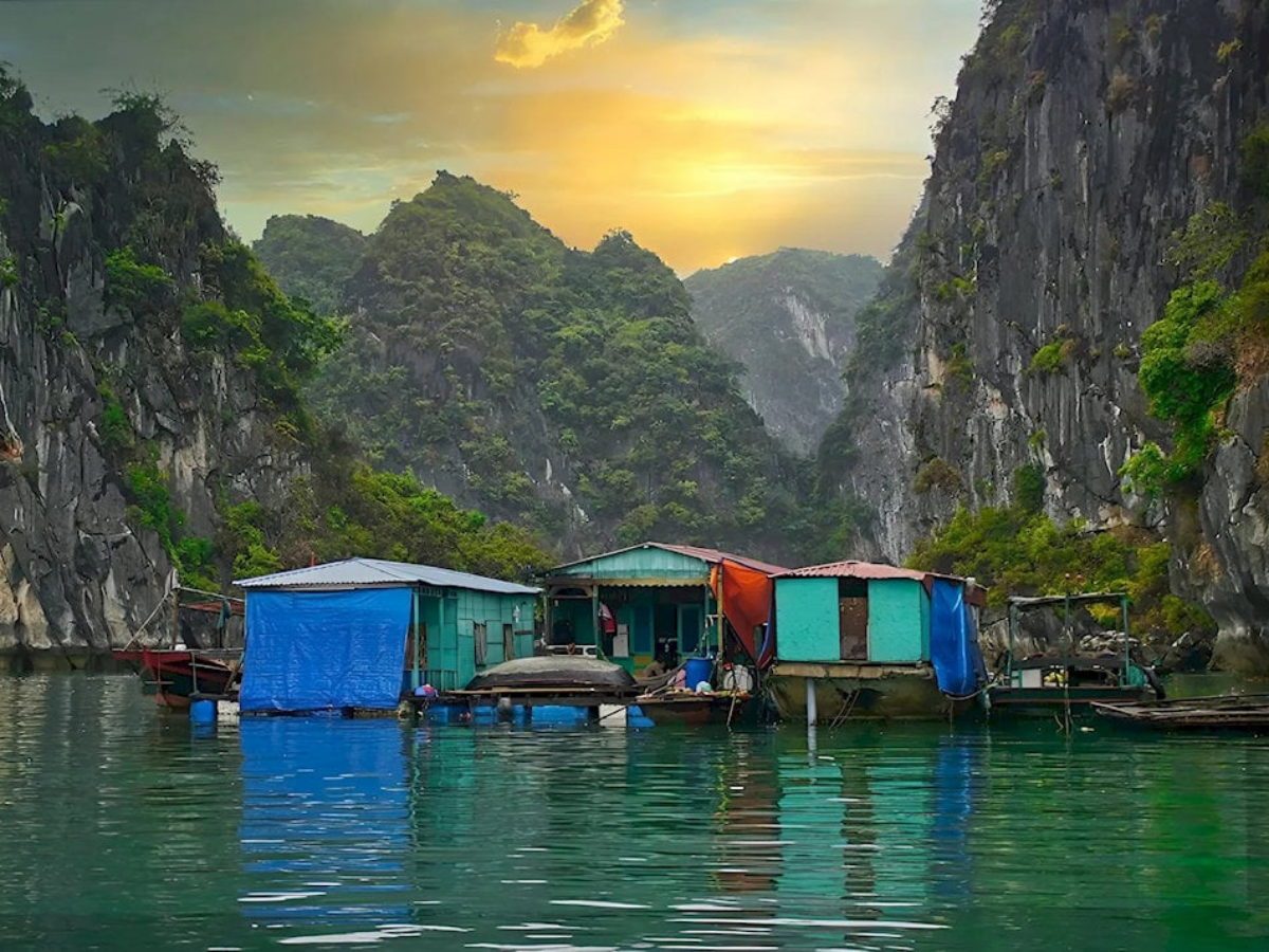 Ngôi làng nằm tách biệt giữa núi rừng và biển