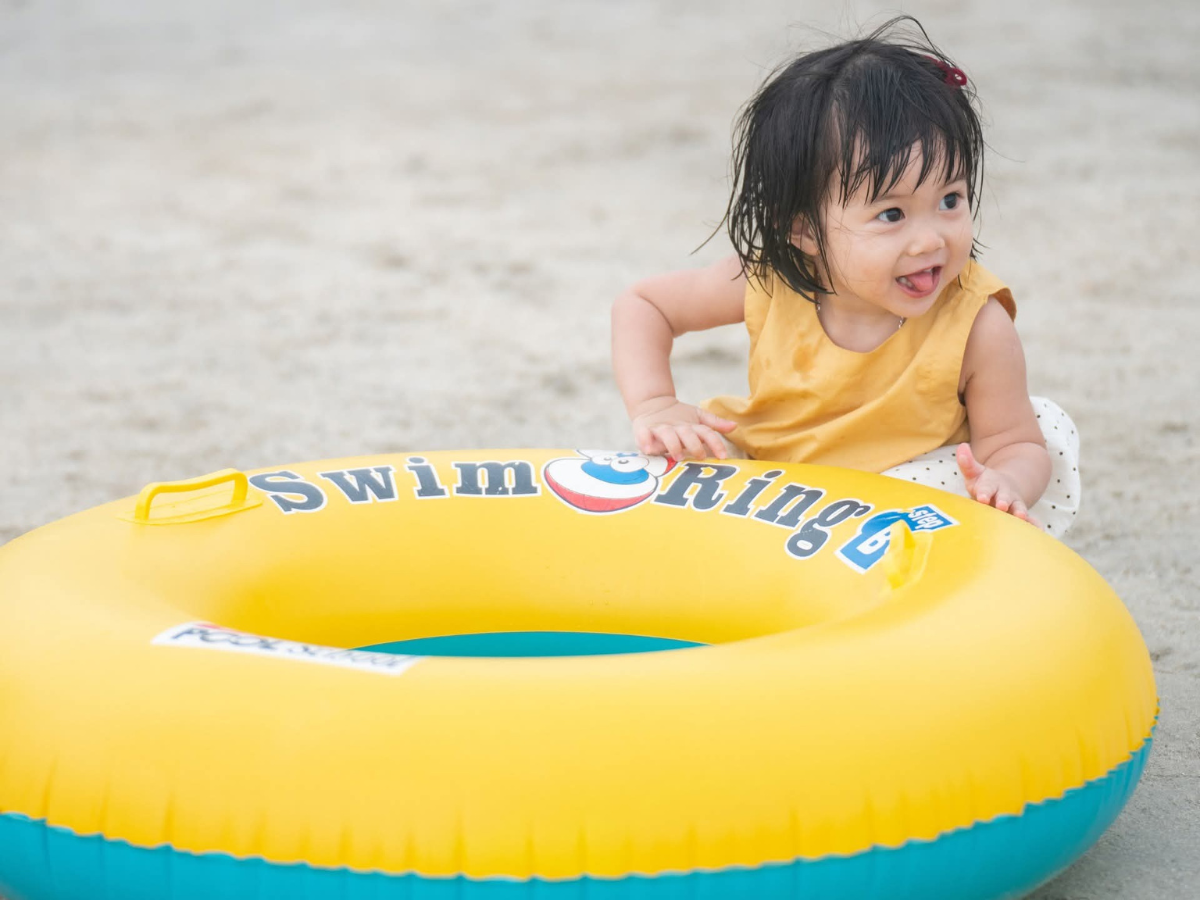 Nên trang phục ưu tiên là quần áo mỏng nhẹ, thấm hút mồ hôi, đồ bơi,...