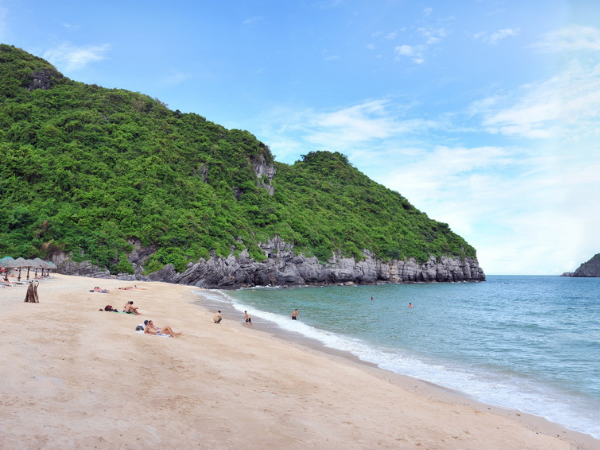 Biển Cát Bà vào mùa hè có màu xanh ngọc đặc trưng, tầm nhìn xa và sóng biển tương đối êm