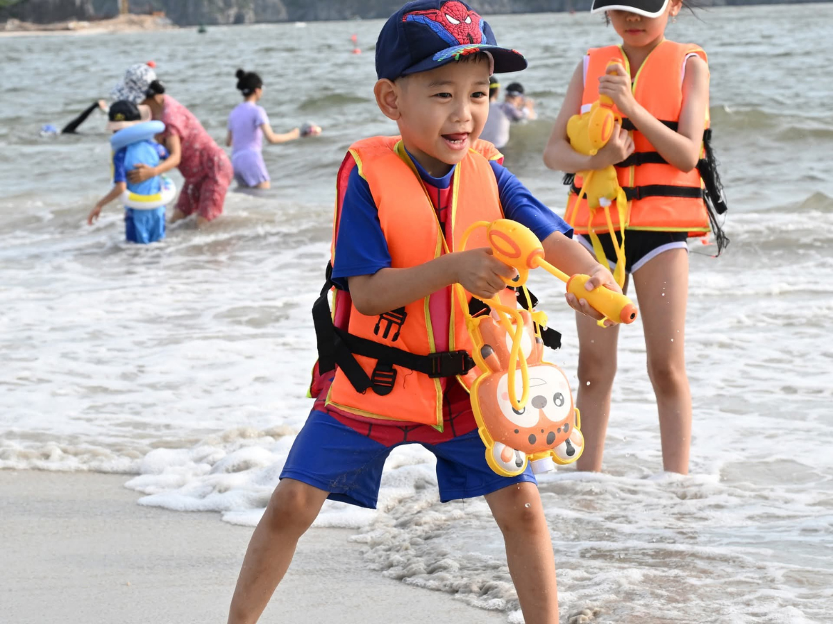 Cần chuẩn bị đầy đủ các vật dụng chống nắng như mũ, kính, kem chống nắng và nước uống khi tham gia các hoạt động ngoài trời