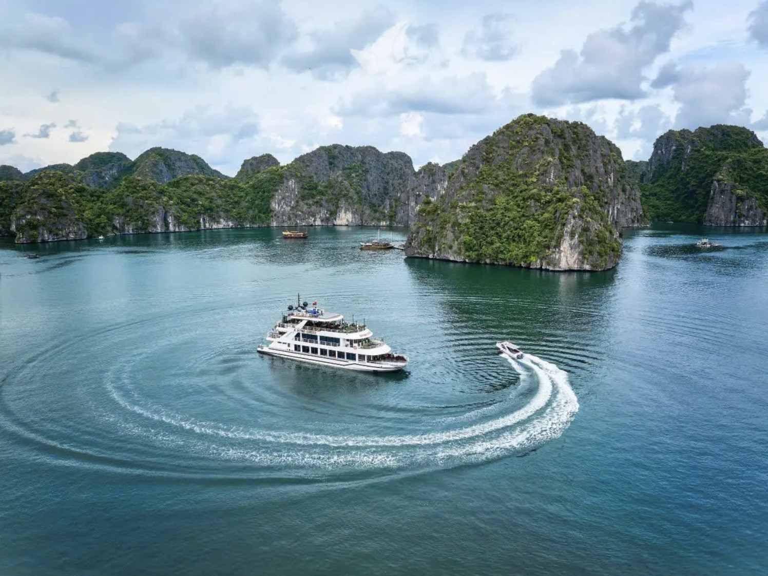 Một chỗ ngồi sát ban công view vịnh Lan Hạ lộng gió