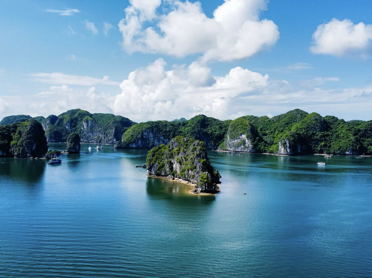 Bắt trọn khoảnh khắc vịnh Lan Hạ rực rỡ dưới nắng hè