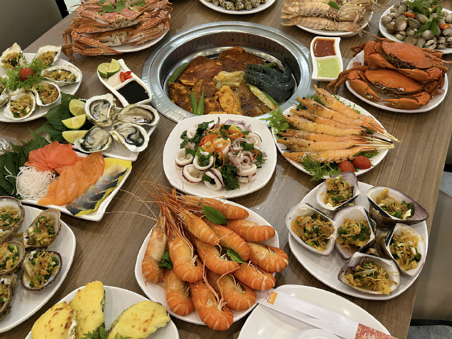 Du khách được thưởng thức một nồi lẩu hải sản thập cẩm bốc khói nghi ngút