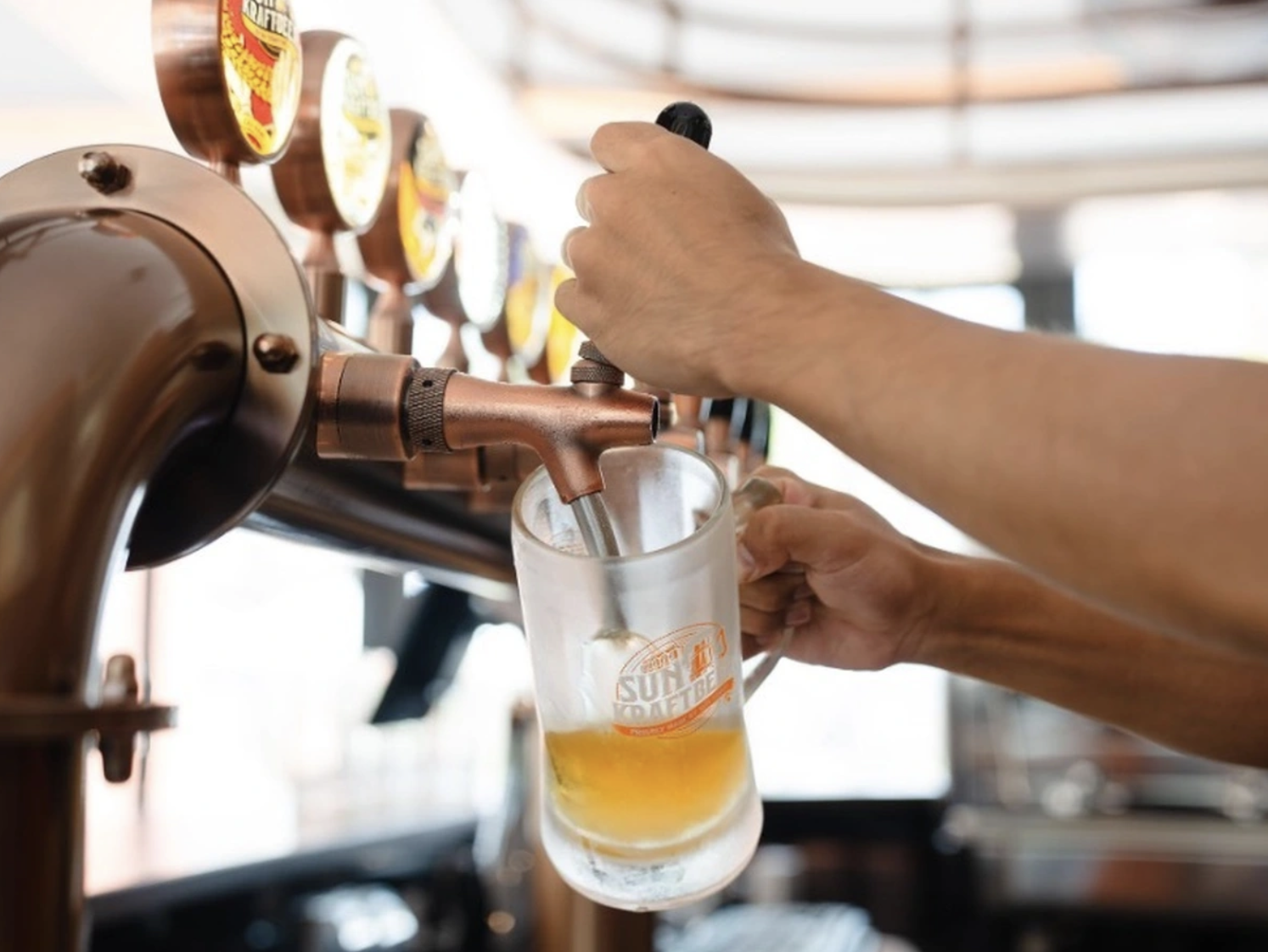 Du khách được ngồi tại một không gian sang trọng, nhâm nhi bia Sun KraftBeer