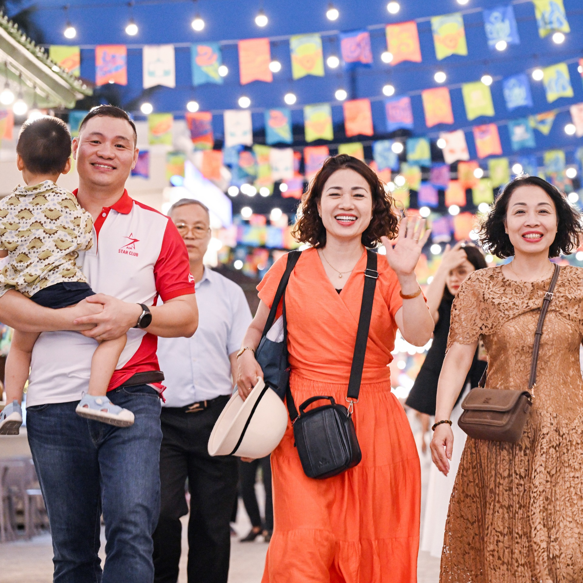 Chợ đêm VUI-Fest Cát Bà rực rỡ ánh sáng và không khí lễ hội về đêm